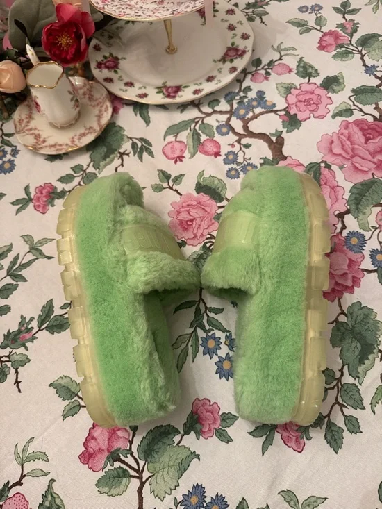 UGG Women's Fluffita platform slippers in parakeet green - Picture 6 of 9